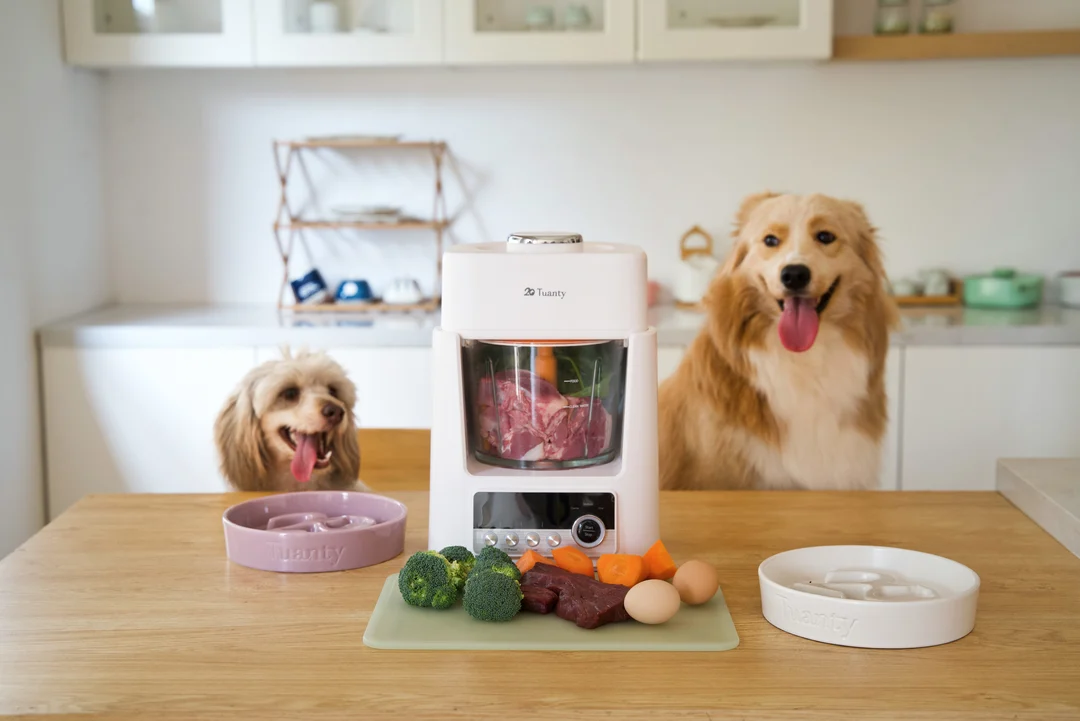 Tuantyと2匹の愛犬（ゴールデンレトリバーとプードル）と新鮮な食材