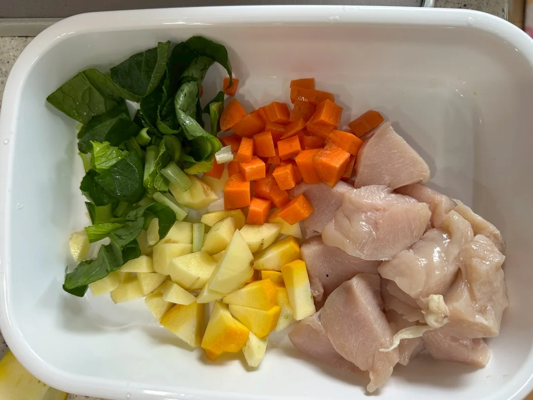 Tuantyで調理する食材（鶏肉・にんじん・かぼちゃ・青菜）