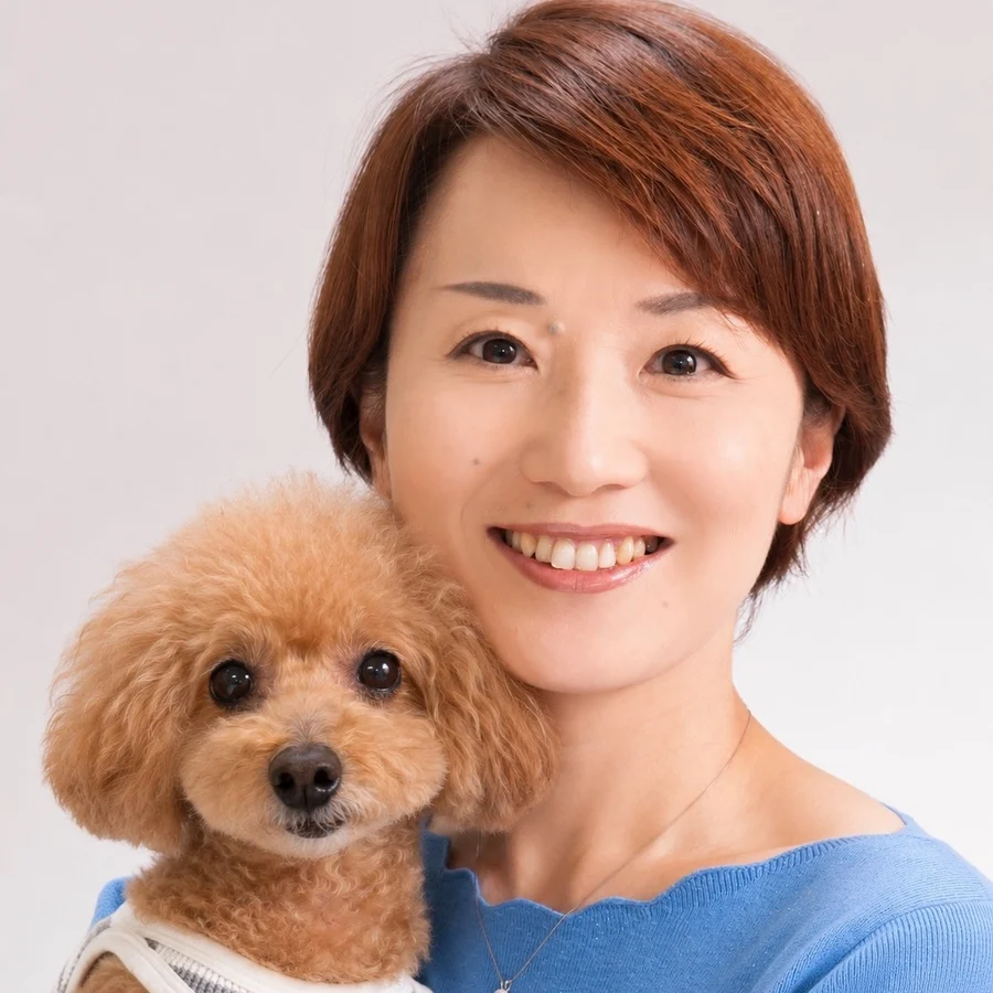 レシピ監修者・ペット食育協会認定 上級指導士 福山郁恵と愛犬のトイプードル
